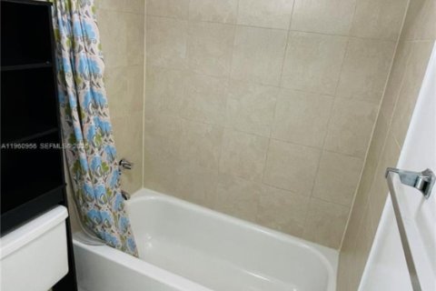 Condominio en alquiler en Tamarac, Florida, 2 dormitorios, 95.22 m2 № 2023655 - foto 16