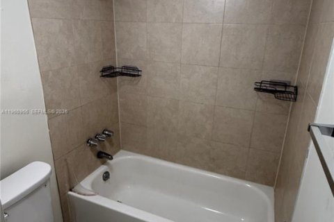 Condominio en alquiler en Tamarac, Florida, 2 dormitorios, 95.22 m2 № 2023655 - foto 7