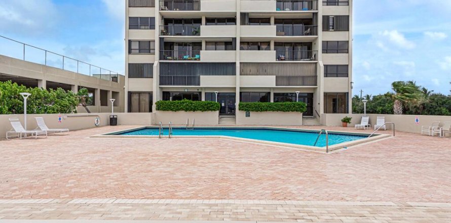 Propiedad comercial en West Palm Beach, Florida 2 dormitorios, 108.7 m2 № 1118938