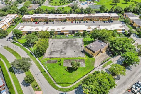 Commercial property in Sunrise, Florida № 2084364
