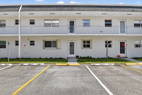 Condo in West Palm Beach, Florida, 2 bedrooms № 2081507 - photo 2