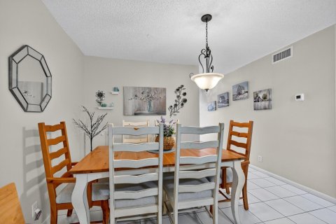 Condo in West Palm Beach, Florida, 2 bedrooms № 2081507 - photo 9