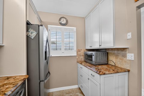Condo in West Palm Beach, Florida, 2 bedrooms № 2081507 - photo 5