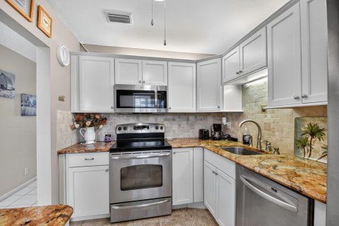 Condo in West Palm Beach, Florida, 2 bedrooms № 2081507 - photo 6