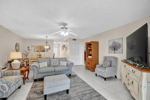 Condo in West Palm Beach, Florida, 2 bedrooms № 2081507 - photo 13