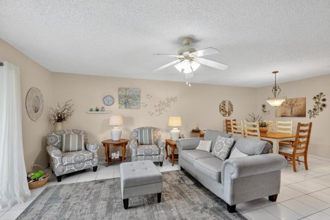 Condo in West Palm Beach, Florida, 2 bedrooms № 2081507 - photo 12