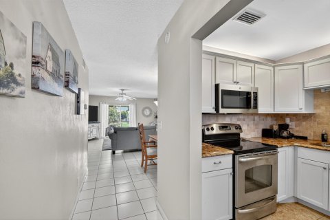 Condo in West Palm Beach, Florida, 2 bedrooms № 2081507 - photo 3
