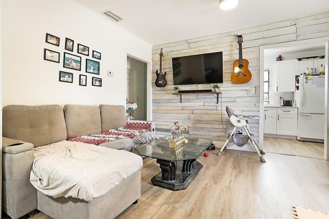 Casa en venta en Riviera Beach, Florida, 2 dormitorios, 52.03 m2 № 1726792 - foto 4