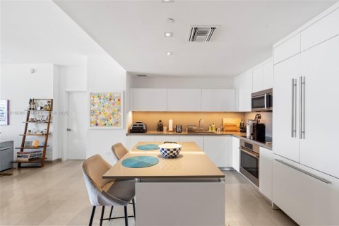 Condo in Miami, Florida, 2 bedrooms  № 1768704 - photo 1
