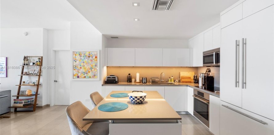 Condo in Miami, Florida, 2 bedrooms  № 1768704