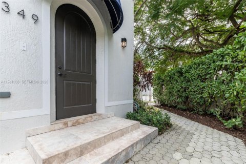 Townhouse in Coral Gables, Florida 3 bedrooms, 262.17 sq.m. № 2060063