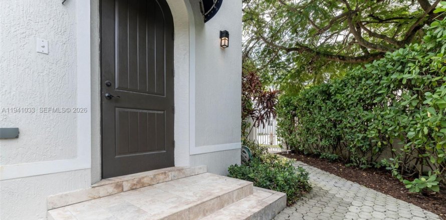 Adosado en Coral Gables, Florida 3 dormitorios, 262.17 m2 № 2060063