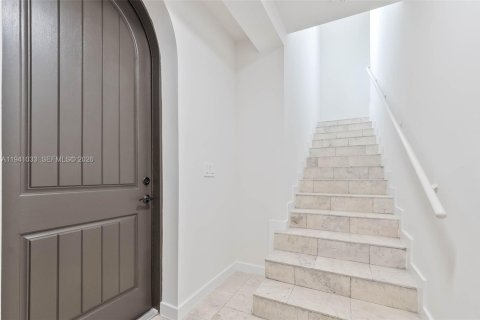 Adosado en venta en Coral Gables, Florida, 3 dormitorios, 262.17 m2 № 2060063 - foto 2