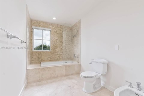 Adosado en venta en Coral Gables, Florida, 3 dormitorios, 262.17 m2 № 2060063 - foto 24