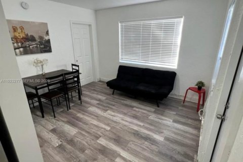 Casa en alquiler en Fort Lauderdale, Florida, 2 dormitorios № 1982835 - foto 1