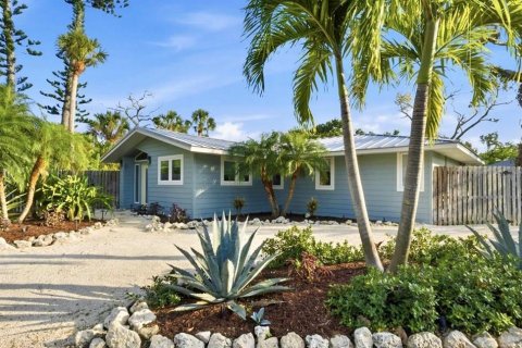 House in Longboat Key, Florida 3 bedrooms, 128.86 sq.m. № 2203169
