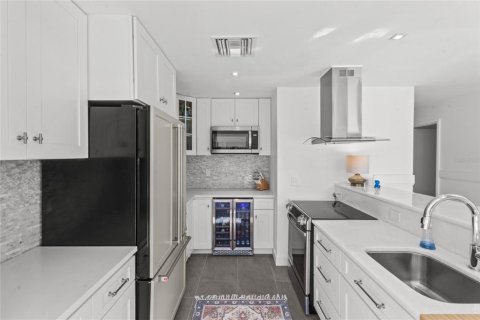 House in Longboat Key, Florida 3 bedrooms, 128.86 sq.m. № 2203169 - photo 8