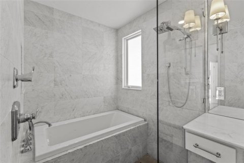 House in Longboat Key, Florida 3 bedrooms, 128.86 sq.m. № 2203169 - photo 19