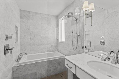 House in Longboat Key, Florida 3 bedrooms, 128.86 sq.m. № 2203169 - photo 20