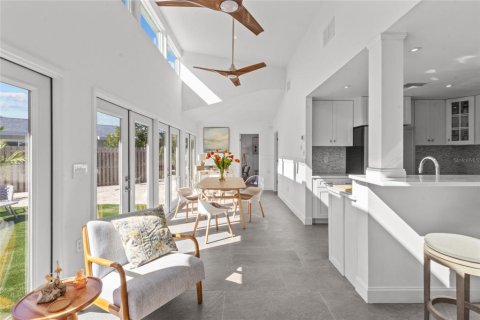 House in Longboat Key, Florida 3 bedrooms, 128.86 sq.m. № 2203169 - photo 9