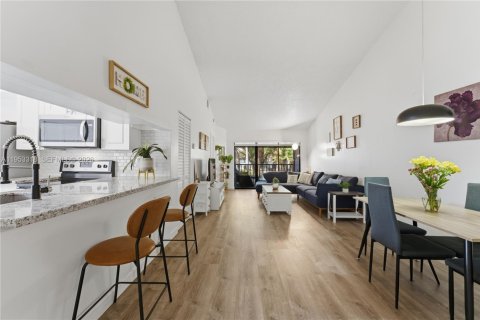 Copropriété à vendre à Miami, Floride: 2 chambres, 113.71 m2 № 2009564 - photo 2