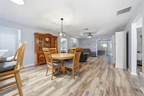 House in The Villages, Florida 3 bedrooms, 117.52 sq.m. № 2098381 - photo 7