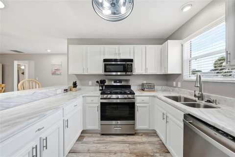 House in The Villages, Florida 3 bedrooms, 117.52 sq.m. № 2098381 - photo 10