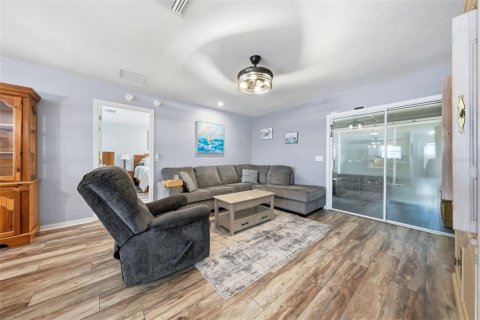 House in The Villages, Florida 3 bedrooms, 117.52 sq.m. № 2098381 - photo 6