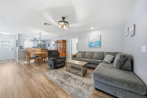 House in The Villages, Florida 3 bedrooms, 117.52 sq.m. № 2098381 - photo 5