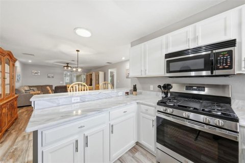 House in The Villages, Florida 3 bedrooms, 117.52 sq.m. № 2098381 - photo 11