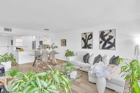 Condominio en venta en Hallandale Beach, Florida, 1 dormitorio, 71.53 m2 № 1770344 - foto 1