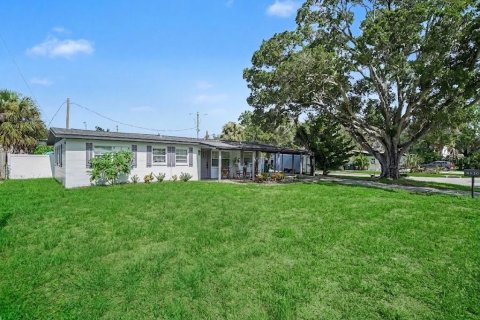 House in Tampa, Florida 3 bedrooms, 127.18 sq.m. № 2309066