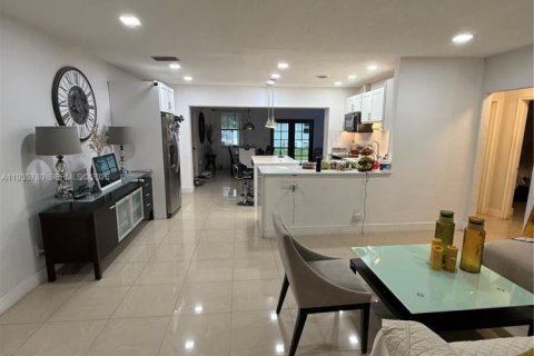 Villa ou maison à vendre à North Miami, Floride: 4 chambres № 2340787 - photo 8