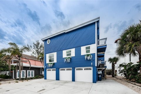 Apartment in Treasure Island, Florida 3 bedrooms, 322.56 sq.m. № 2224667 - photo 2