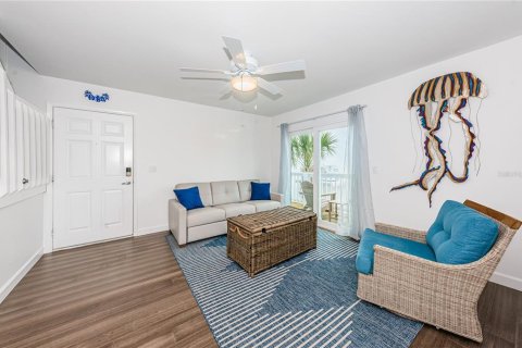 Apartment in Treasure Island, Florida 3 bedrooms, 322.56 sq.m. № 2224667 - photo 15