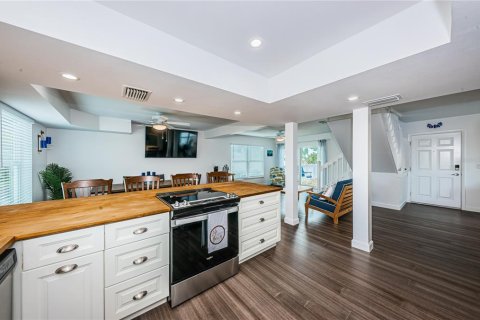 Apartment in Treasure Island, Florida 3 bedrooms, 322.56 sq.m. № 2224667 - photo 27