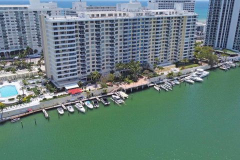 Condo in Miami Beach, Florida, 2 bedrooms  № 1768468 - photo 3
