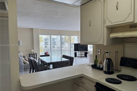 Condo in Miami, Florida, 1 bedroom № 2074946 - photo 3