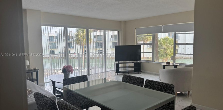 Condo in Miami, Florida, 1 bedroom № 2074946