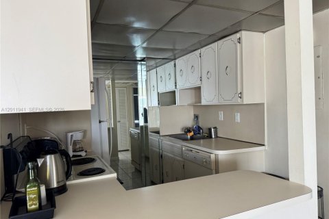 Condo in Miami, Florida, 1 bedroom № 2074946 - photo 2