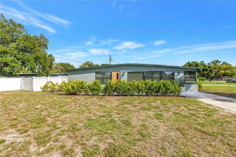 House in Saint Petersburg, Florida 3 bedrooms, 119.57 sq.m. № 2378336 - photo 3
