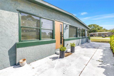 House in Saint Petersburg, Florida 3 bedrooms, 119.57 sq.m. № 2378336 - photo 5