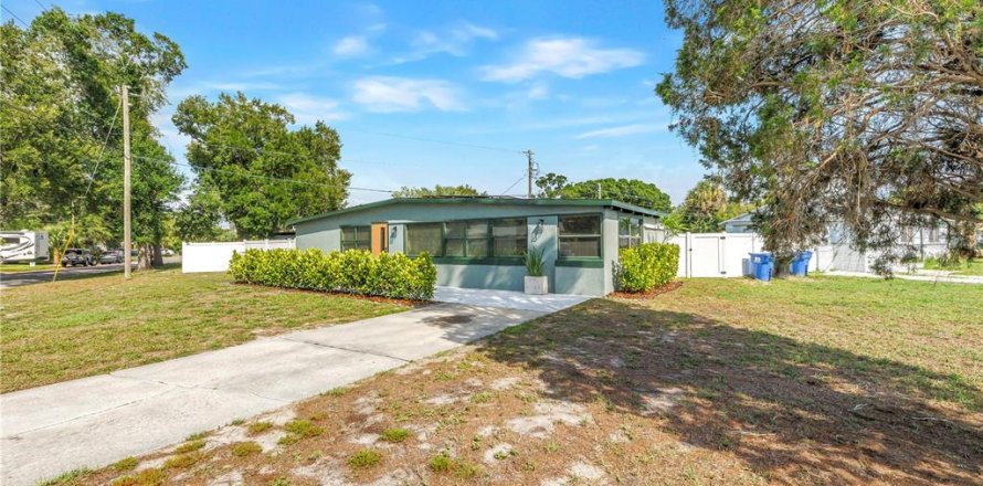 House in Saint Petersburg, Florida 3 bedrooms, 119.57 sq.m. № 2378336