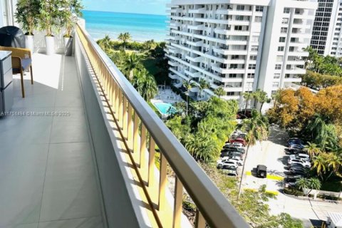 Снять в аренду кондоминиум в Ки-Бискейн, Флорида 2 спальни, 117.06м2, № 1977611 - фото 1