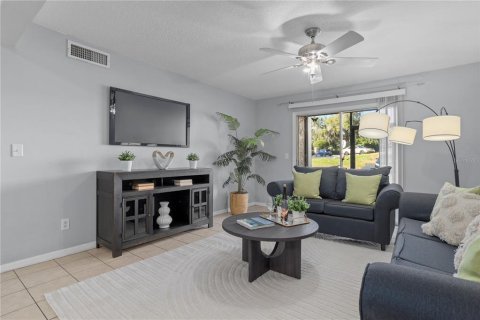 Condo in Altamonte Springs, Florida, 2 bedrooms № 2157676 - photo 7