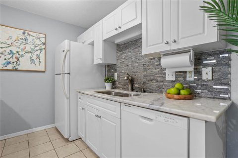 Condo in Altamonte Springs, Florida, 2 bedrooms № 2157676 - photo 16