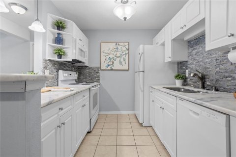 Condo in Altamonte Springs, Florida, 2 bedrooms № 2157676 - photo 14