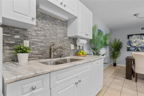 Condo in Altamonte Springs, Florida, 2 bedrooms № 2157676 - photo 13