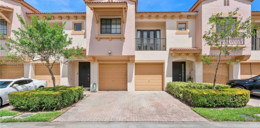 Townhouse in Coconut Creek, Florida 3 bedrooms, 179.77 sq.m. № 1872655