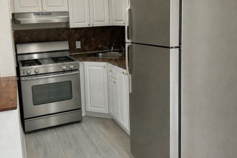 Снять в аренду квартиру в Майами-Бич, Флорида 46.45м2, № 2077794 - фото 2